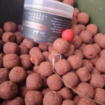 ... wirkliche Waffen, eine Supermurmel!